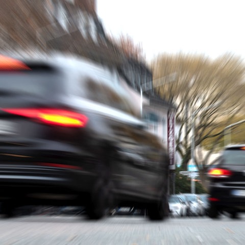 Stadtverkehr mit vielen Autos und Ampel 