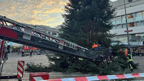 Weihnachtsbaum auf dem Darmstädter Luisenplatz wird mit Kran abgebaut, davor Absperrband