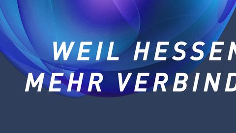 Die Textzeile "Weil Hessen mehr verbindet" steht in weißer Farbe vor einem dunkelviolettem Hintergrund, teil mit einer blau-lila-türkisfarben (changierend) Blase versehen.