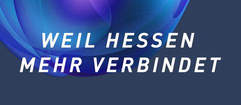 Die Textzeile "Weil Hessen mehr verbindet" steht in weißer Farbe vor einem dunkelviolettem Hintergrund, teil mit einer blau-lila-türkisfarben (changierend) Blase versehen.