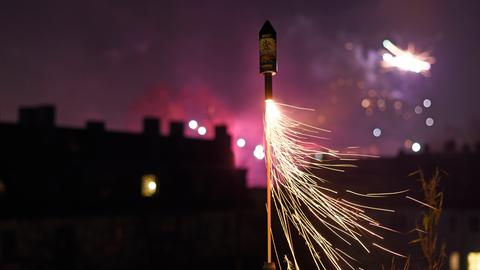 Archivbild: Eine Feuerwerksrakete startet nach oben. 