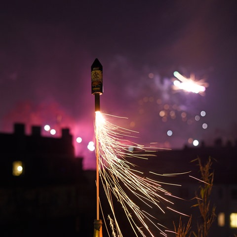 Archivbild: Eine Feuerwerksrakete startet nach oben. 