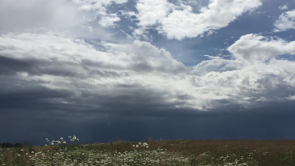 Dunkle Wolken mit Lücken