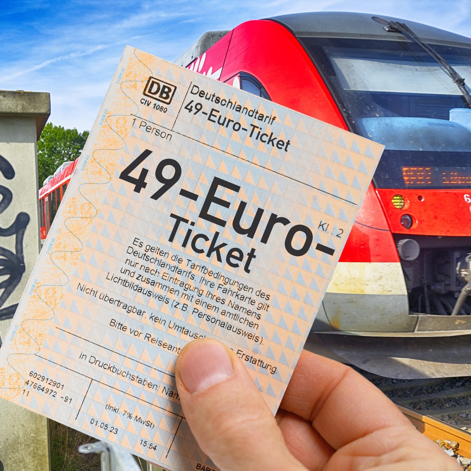 Vorverkaufsstart Fürs Deutschlandticket: So Kommen Sie Ans Neue 49-Euro ...