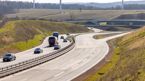 Auf dem letzten freigegebenen Teilstück der A49 fahren die ersten Auto und Lkw.