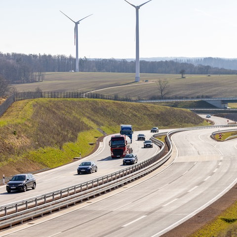 Auf dem letzten freigegebenen Teilstück der A49 fahren die ersten Auto und Lkw.