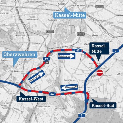 Grafik mit einem Kartenausschnitt südlich von Kassel mit den Autobahnen A49, A44 und A7, wobei neben der A49 und A44 Einbahnstraßenschilder eingefügt sind.