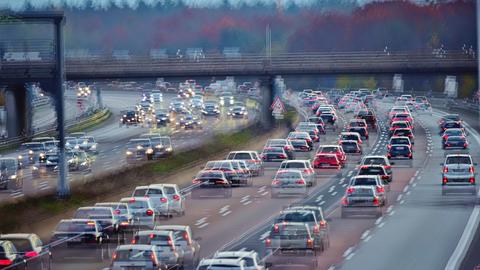 Viele fahrende Autos auf der A5 bei Frankfurt in einer absichtlich verwackelten Absicht