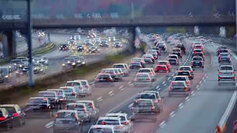 Viele fahrende Autos auf der A5 bei Frankfurt in einer absichtlich verwackelten Absicht