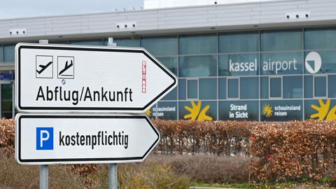 Hinweisschilder stehen vor dem Terminal des Regionalflughafens Kassel.