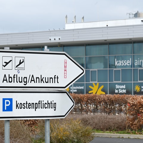 Hinweisschilder stehen vor dem Terminal des Regionalflughafens Kassel.