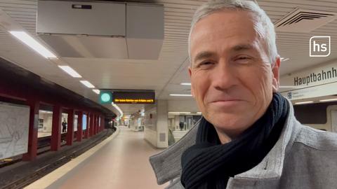 Reporter Andreas Hieke mit hr-Mikro, im Hintergrund der U-Bahnsteig im Frankfurter Hauptbahnhof