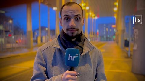 Reporter Leander Löwe mit hr-Mikro, im Hintergrund der Bahnhof Kassel-Wilhelmshöhe