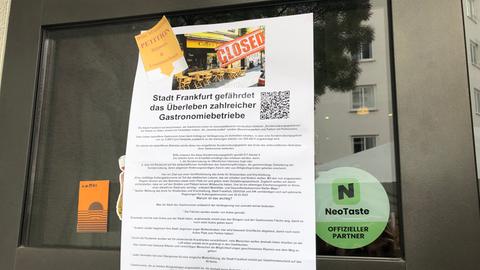 Protest gegen höhrere Gebühren für Außengastro im Frankfurter Nordend