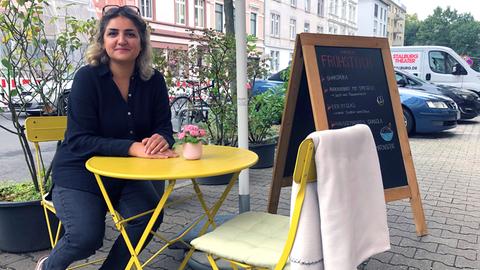 Betreiberin Shima Bakhtiari vor ihrem Café in der Glauburgstraße im Frankfurter Nordend.