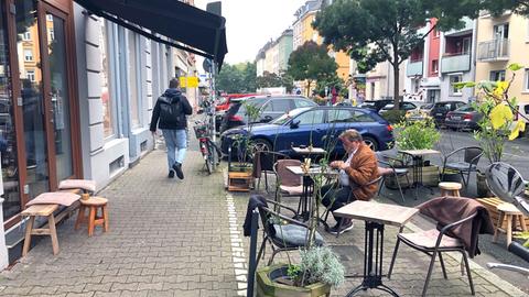 Szene aus dem Nordend: Café nutzt Parkplatz für Außengastronomie.