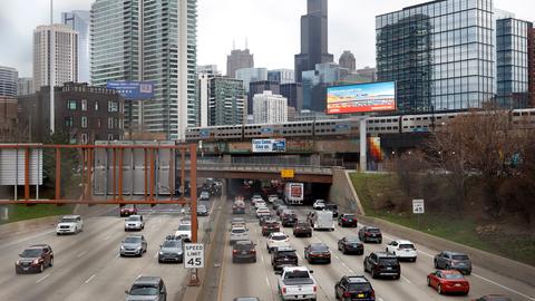 Auch zehnspurig - in einigen Abschnitte auch mit 14 Bahnen: Der Interstate 90 highway in Chicago