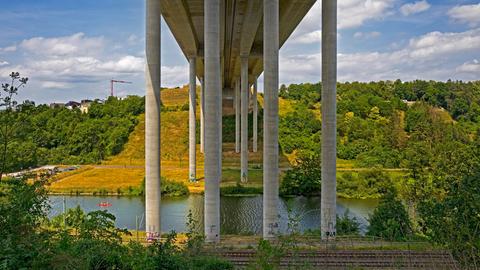 Autobahnbrücke der A3 bei Limburg von unten - Brücke liegt auf hohen Betonpfeilern