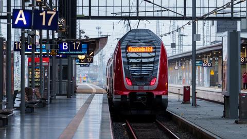 Ein Regionalzug der Deutschen Bahn fährt in einen Bahnhof ein.