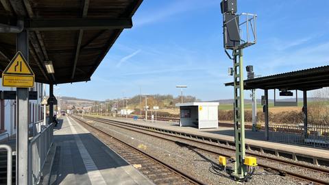 Bahnhof mit Gleisen und Wartehäuschen