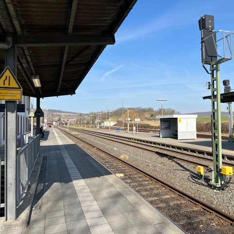 Bahnhof mit Gleisen und Wartehäuschen