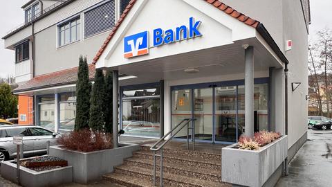 Bankgebäude von außen. Eingang, darüber das Schild "V-Bank".