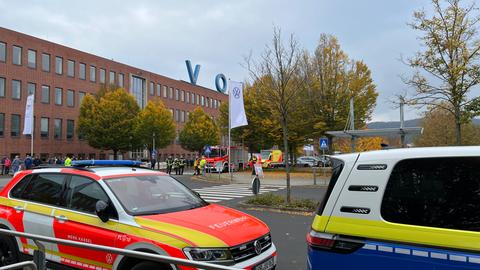 Fahrzeuge und Menschen vor dem VW-Werk in Baunatal