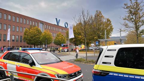 Fahrzeuge und Menschen vor dem VW-Werk in Baunatal