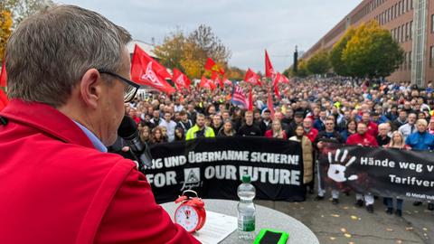 Der stellvertretende Betriebsratsvorsitzende des VW-Werks Baunatal, Christian Wetekam, spricht am Montag zu tausenden Mitarbeitenden.