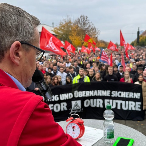 Der stellvertretende Betriebsratsvorsitzende des VW-Werks Baunatal, Christian Wetekam, spricht am Montag zu tausenden Mitarbeitenden.