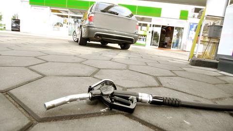 Zapfhahn liegt aus dem Boden, Auto rast von der Tankstelle weg