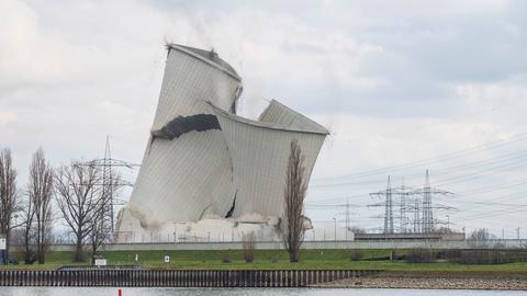 Ein Kühlturm des AKW Biblis fällt beim Abriss in sich zusammen.