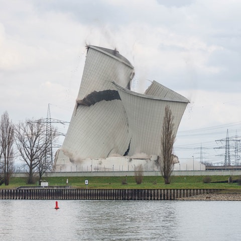 Ein Kühlturm des AKW Biblis fällt beim Abriss in sich zusammen.