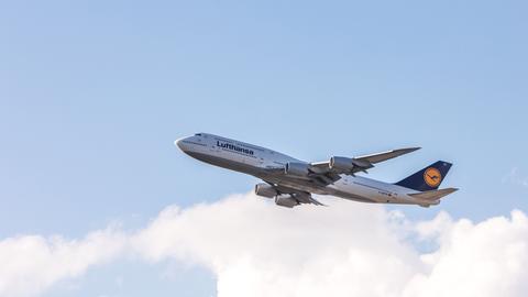 Eine Boeing 747 der Lufthansa kurz nach dem Abheben