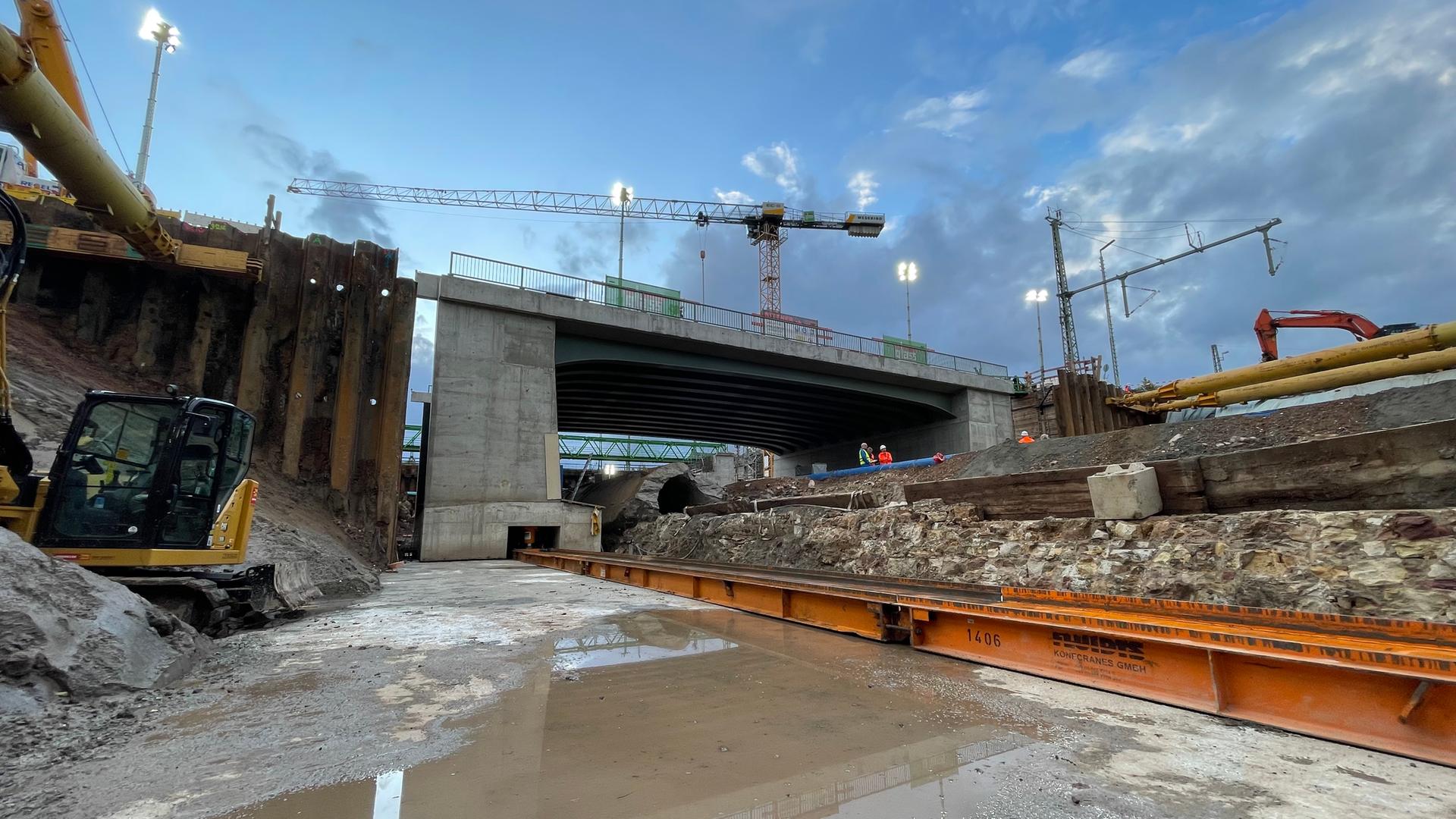 Bauarbeiten An Den Drei Brücken Erster Brückenneubau Schwebt In Kassel Ein Hessenschaude