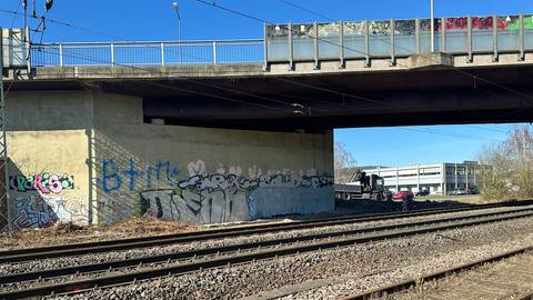 Eine Brücke, darunter Schienen.