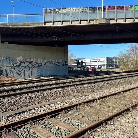 Eine Brücke, darunter Schienen.