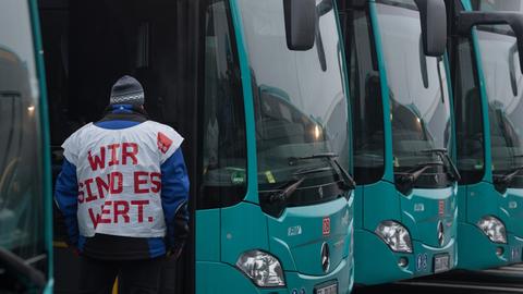 Streikender Busfahrer im Busdepot in Frankfurt. Streikweste mit Aufschrift: "Wir sind es wert."