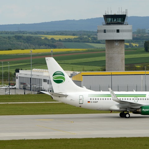 Eine Germania-Maschine rollt im Mai 2014 am Kassel Airport zum Start.