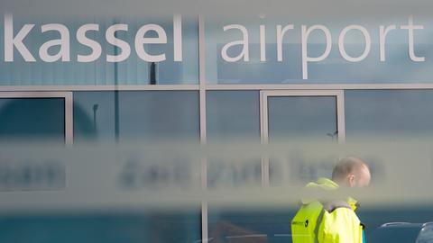 Ein Flughafenmitarbeiter am Airport Kassel