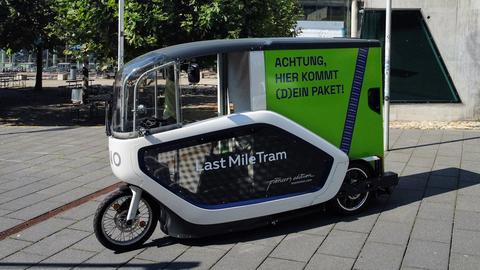 Ein verkleidetes Fahrrrad mit einem Aufbau für Transporte