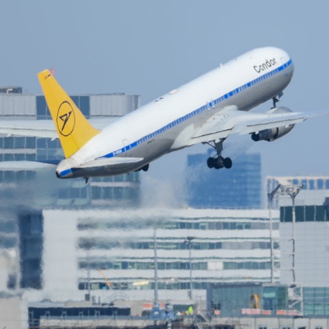 Ein Condor-Flieger startet am Frankfurter Flughafen.