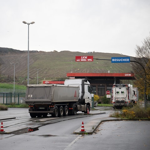 Zwei Lastwagen stehen an der Einfahrt der Deponie Büttelborn (Archivbild.)