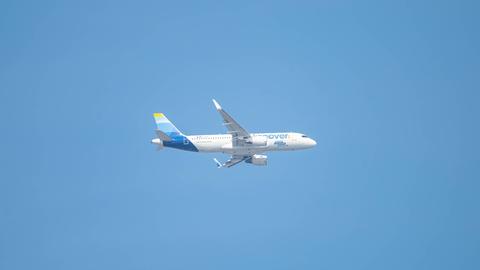 Airbus A320 von Discover Airlines überfliegt Mainz auf dem Weg von Heraklion nach Frankfurt.