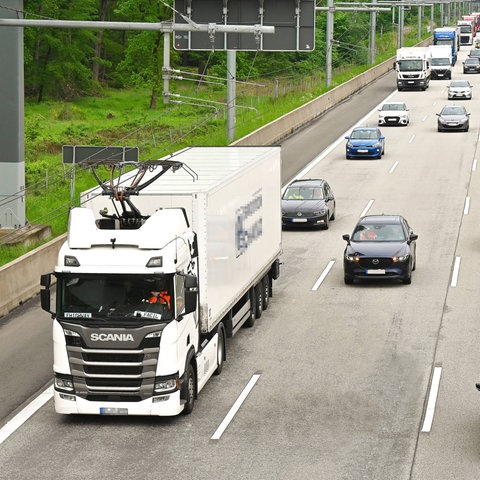 Auf dem E-Highway zwischen Frankfurt und Darmstadt ist ein Oberleitungs-Lkw unterwegs.