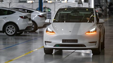 Ein neues Elektrofahrzeuge vom Typ Model Y fährt durch das Tesla-Werk in Berlin Brandenburg.