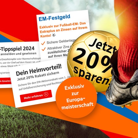 Collage aus vielen Elementen: Vor einem Hintergrund mit Rasen unten und Lichtern oben viele Werbeanzeigen zusammengestellt: prominent vorne ein goldener Fußball mit der Aufschrift "Jetzt 20% sparen", der von einem Fuß gekickt wird.