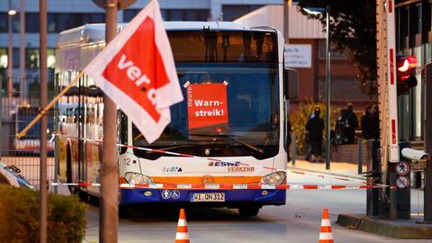 Stadtbus in Wiesbaden steht, darauf rotes Schild mit Schriftzug "Wir streiken"