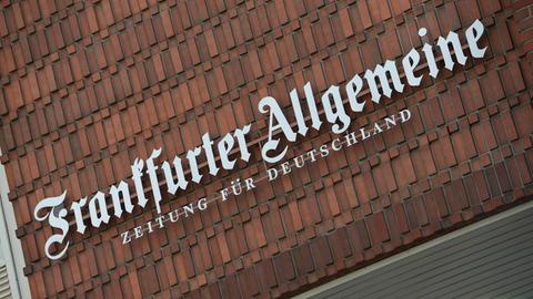 Schriftzug "Frankfurter Allgemeine - Zeitung für Deutschland" an der Fassade des Redaktionsgebäudes in Frankfurt