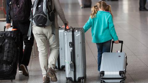 Familie am Flughafen Frankfurt